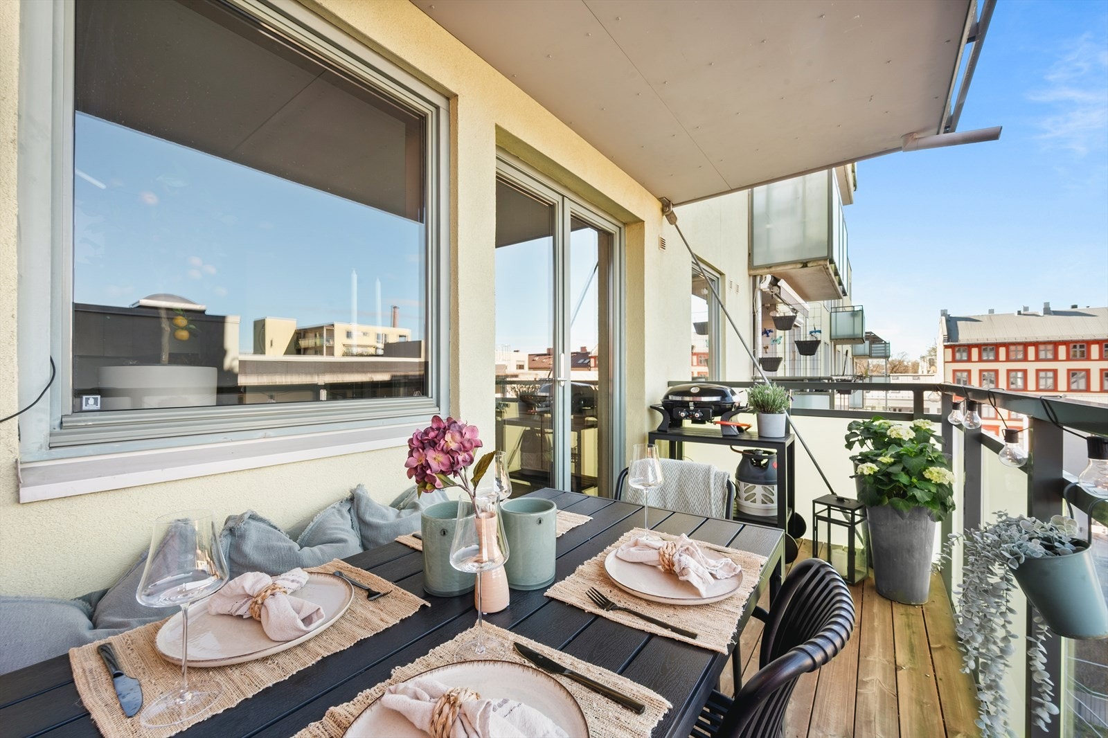 Her er det god plass til utemøblement, grill og beplantning Galleribilde