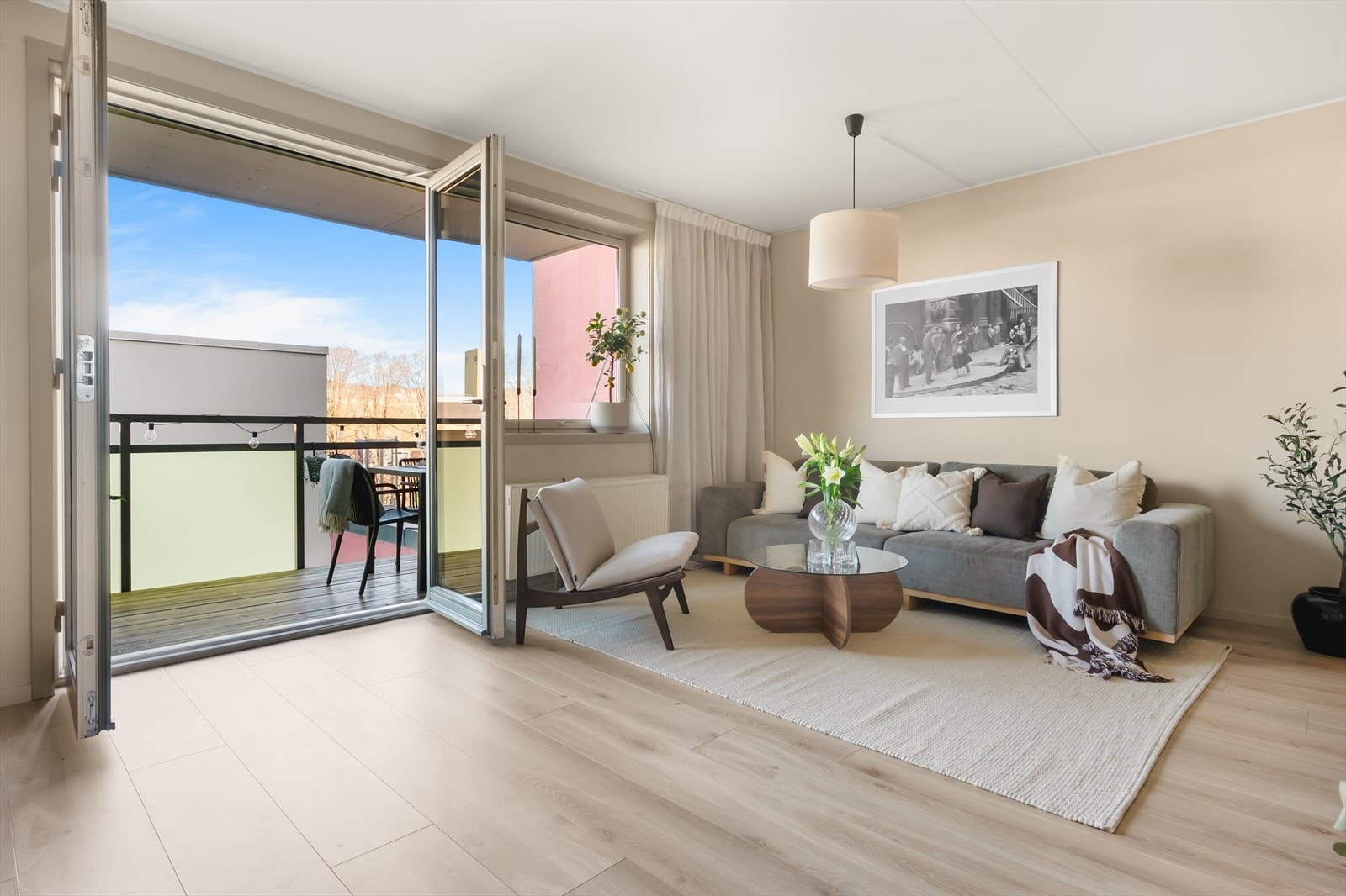 Doble balkongdører gjør at balkongen føles som en forlengelse av stuen hele sommerhalvåret. Galleribilde