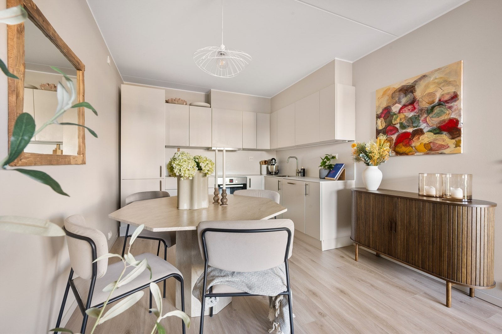 Tidsriktig uttrykk med malte fronter holdt i samme farge som veggene og ny benkeplate i laminat. Galleribilde