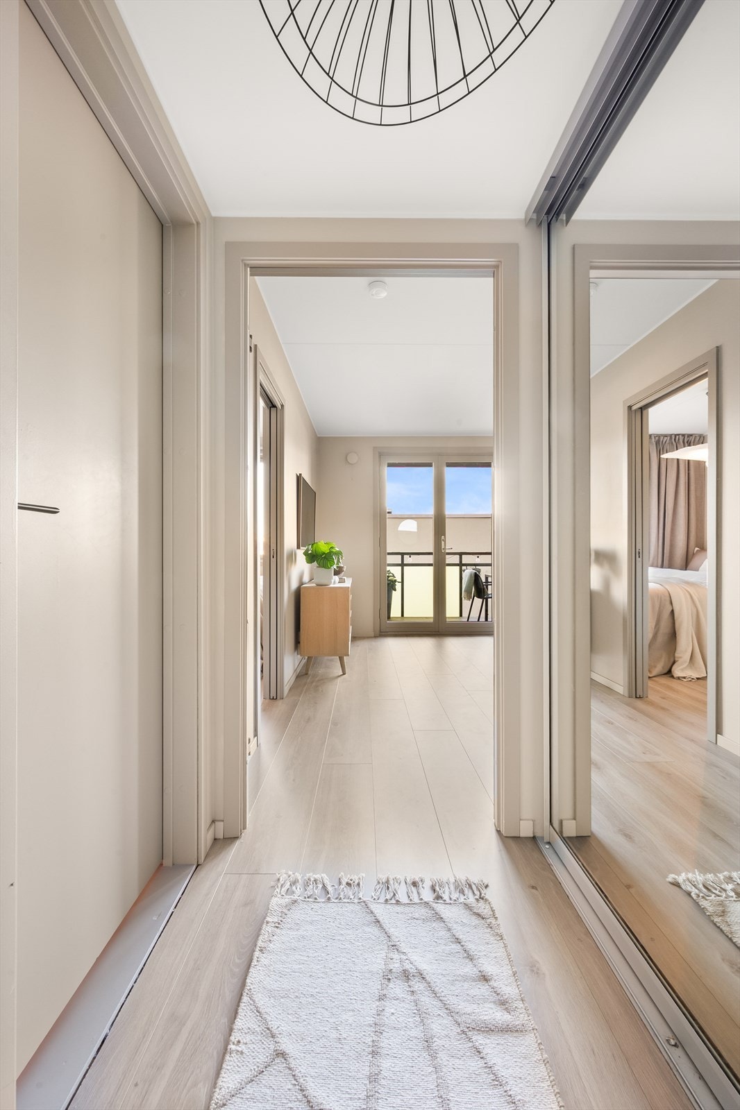 I gangen er det skyvedørsgarderobe langs den ene veggen med masse oppbevaringsplass. Galleribilde