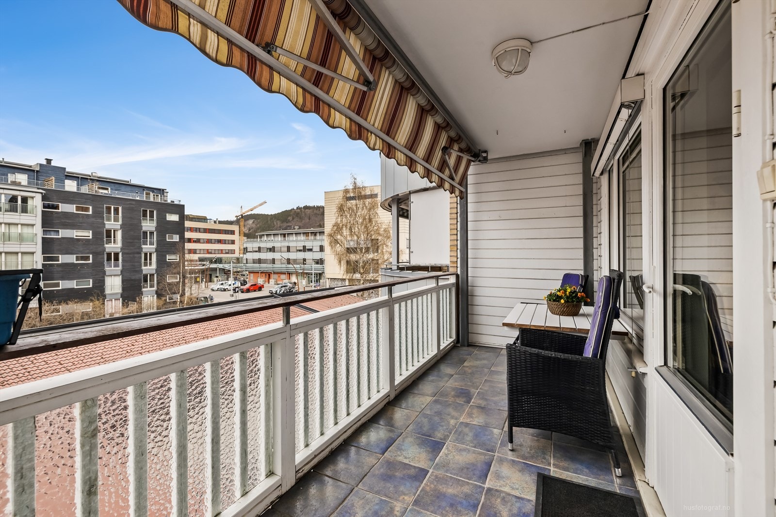 Romslig balong på 11 kvm med god plass for utemøbler. Galleribilde