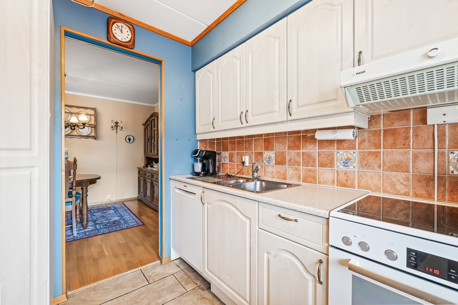 Kjøkken med mange muligheter og dør mot stue. Galleribilde