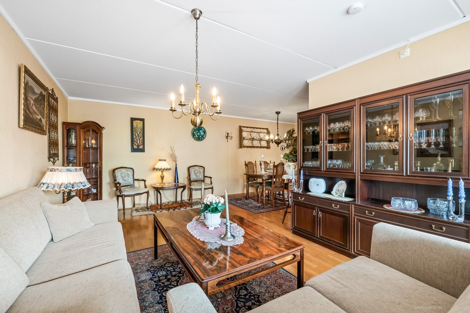 Lys og moderne stue med god plass til møblering og spisebord. Galleribilde