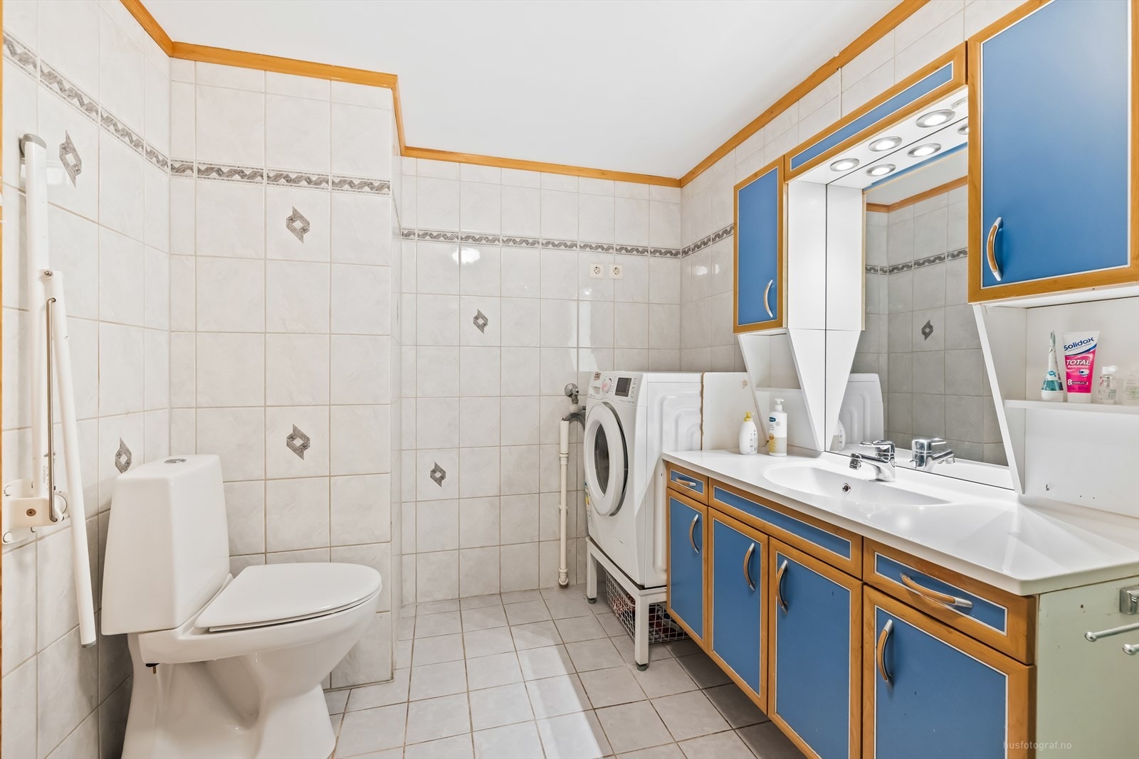 Moderne baderomsinnredning med opplegg for vaskemaskin. Galleribilde