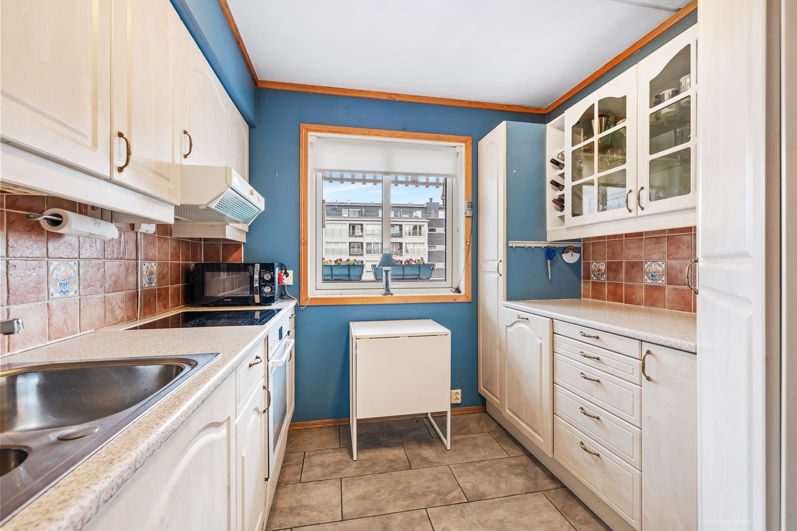 Kjøkkenet er pent og lettstelt med god skap- og skuffeplass. Galleribilde