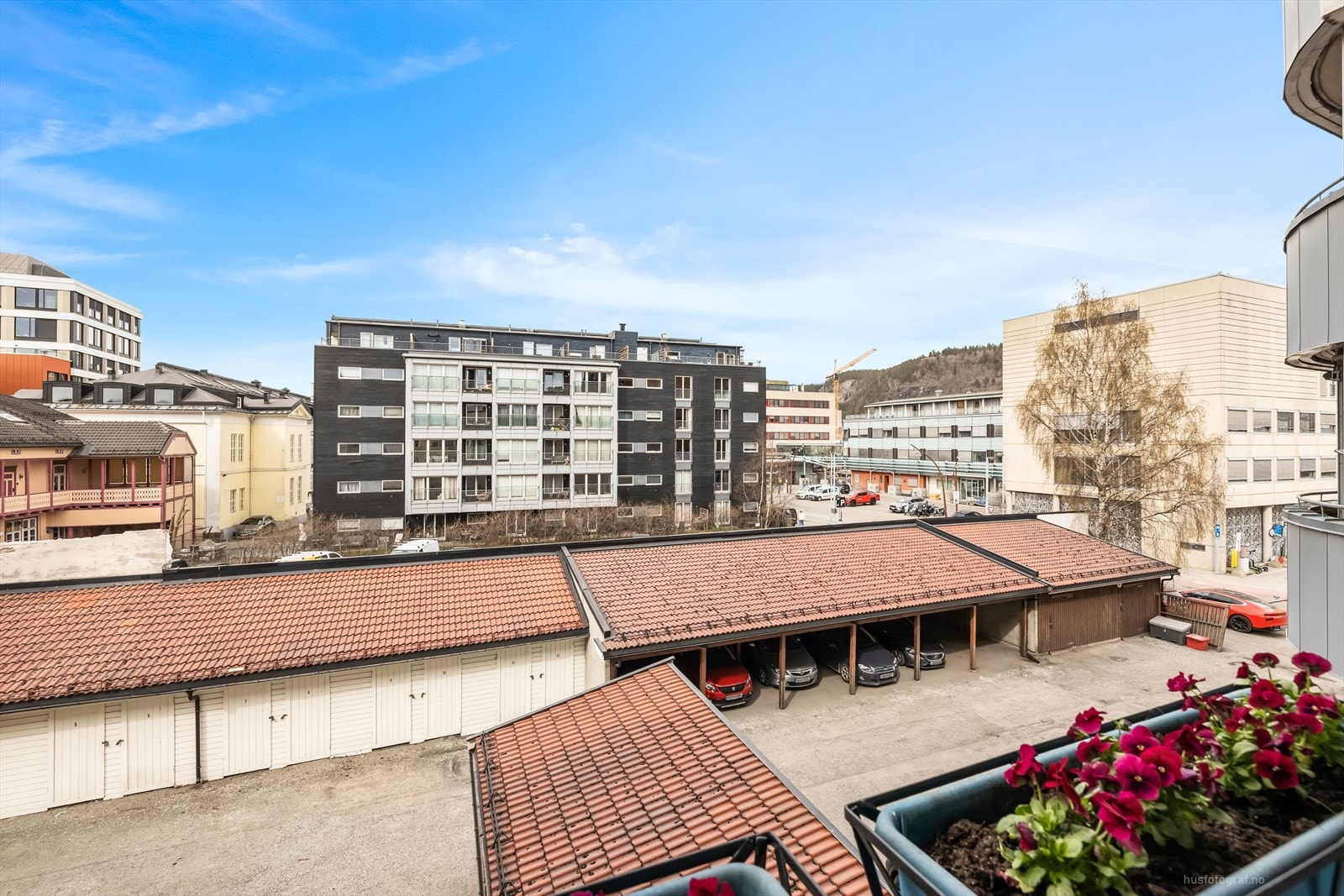 Fra leiligheten er det kort gangavstand til det meste du måtte trenge i hverdagen. Galleribilde