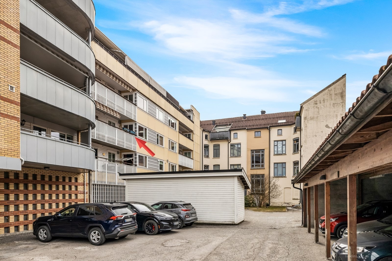 Det er umiddelbar nærhet til nærsenter, dagligvare, buss, barnehage, barneskole og idrettsanlegg. Galleribilde