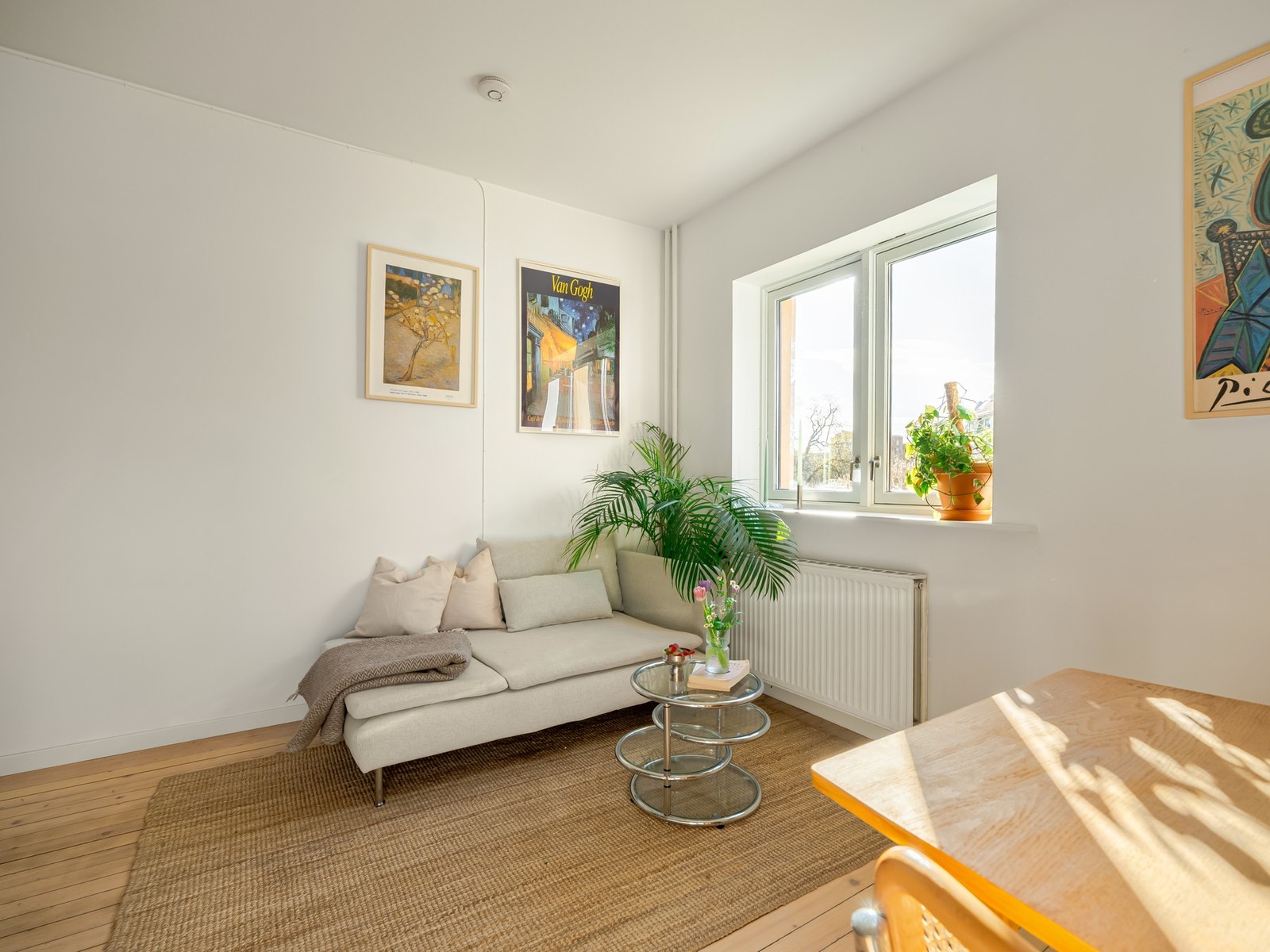 Utenfor vinduet her er en av borettslagets felleshager. Du har utsyn til en nydelig forhage som blomstrer i alle slags farger på vår/sommer. Galleribilde