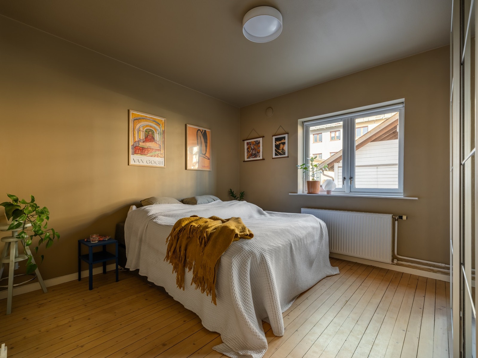 Soverommet er stort, og du har godt med plass til ønsket garderobeløsning. Galleribilde