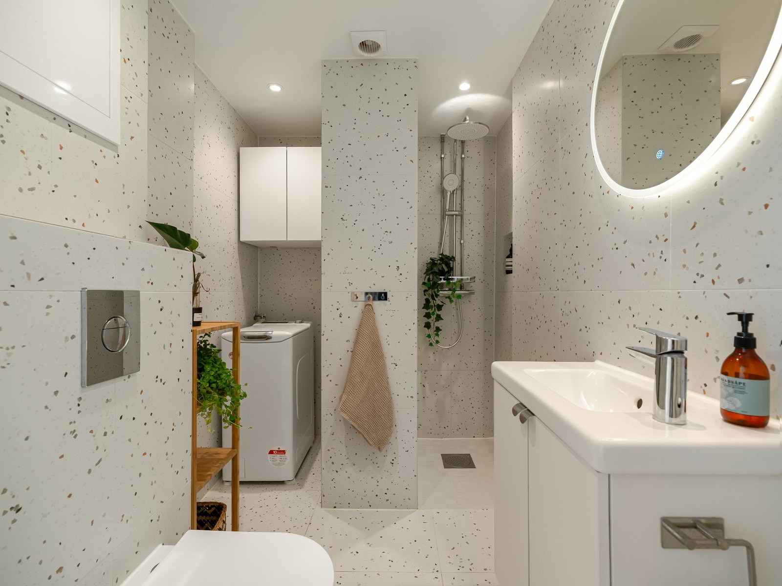 Badet er råfresht! Det ble pusset opp i mars 2024. Her er det elektrisk gulvvarme. Galleribilde