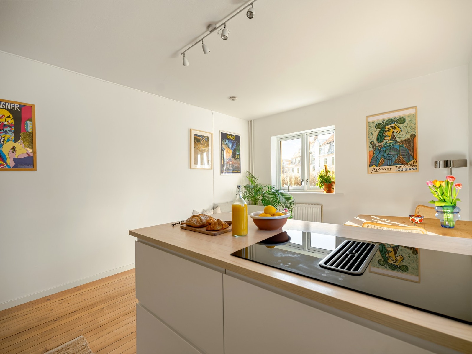 Kjøkkenøya gir deg rikelig med arbeids- og oppbevaringsplass, men er også en naturlig mingleplass. Supert når du får hele vennegjengen på besøk. Galleribilde