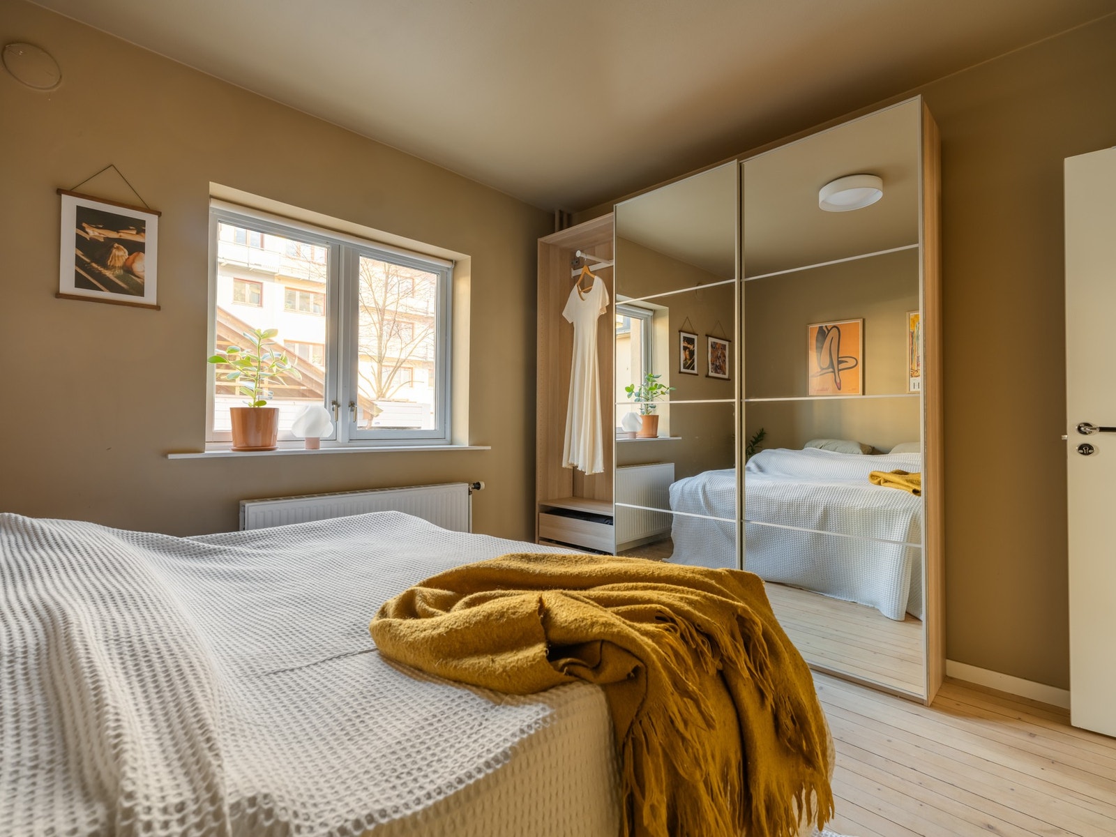 Garderobeskapet medfølger ved salg. Galleribilde