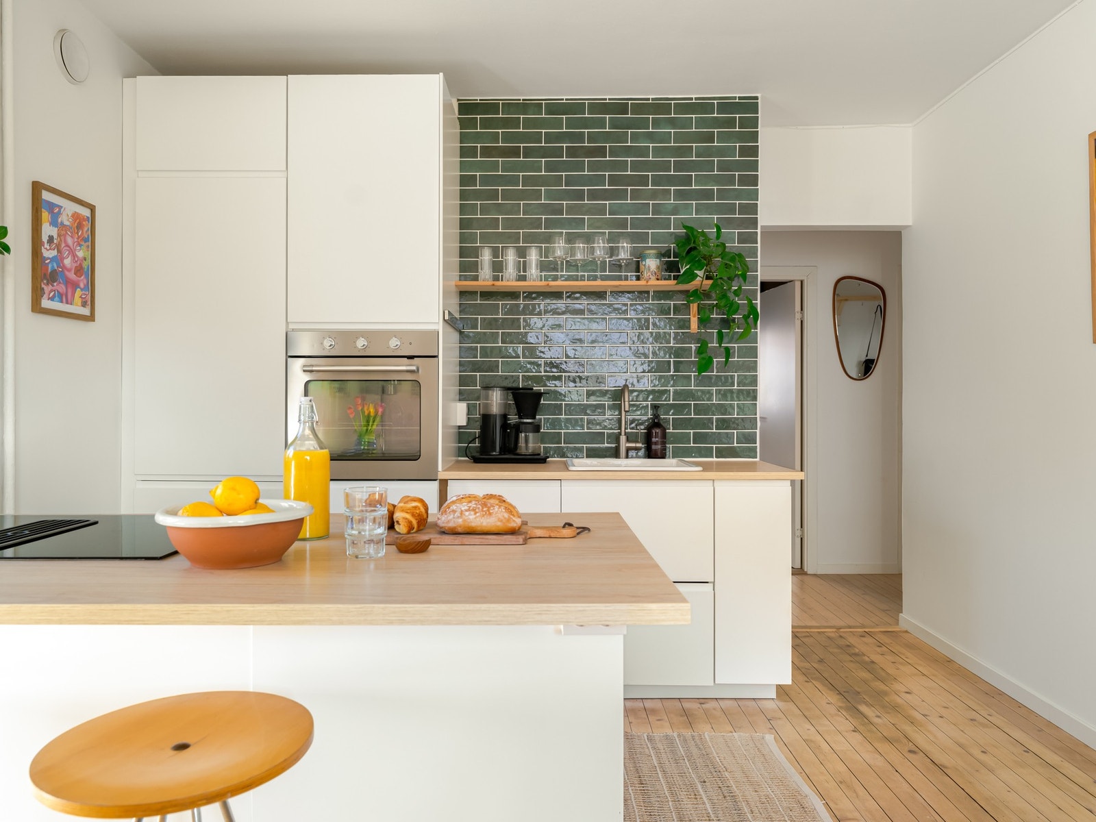 Vi digger planløsningen! Kjøkkenet er flyttet inn i stua, slik at du har to soverom vendt ut mot bakgården. Galleribilde