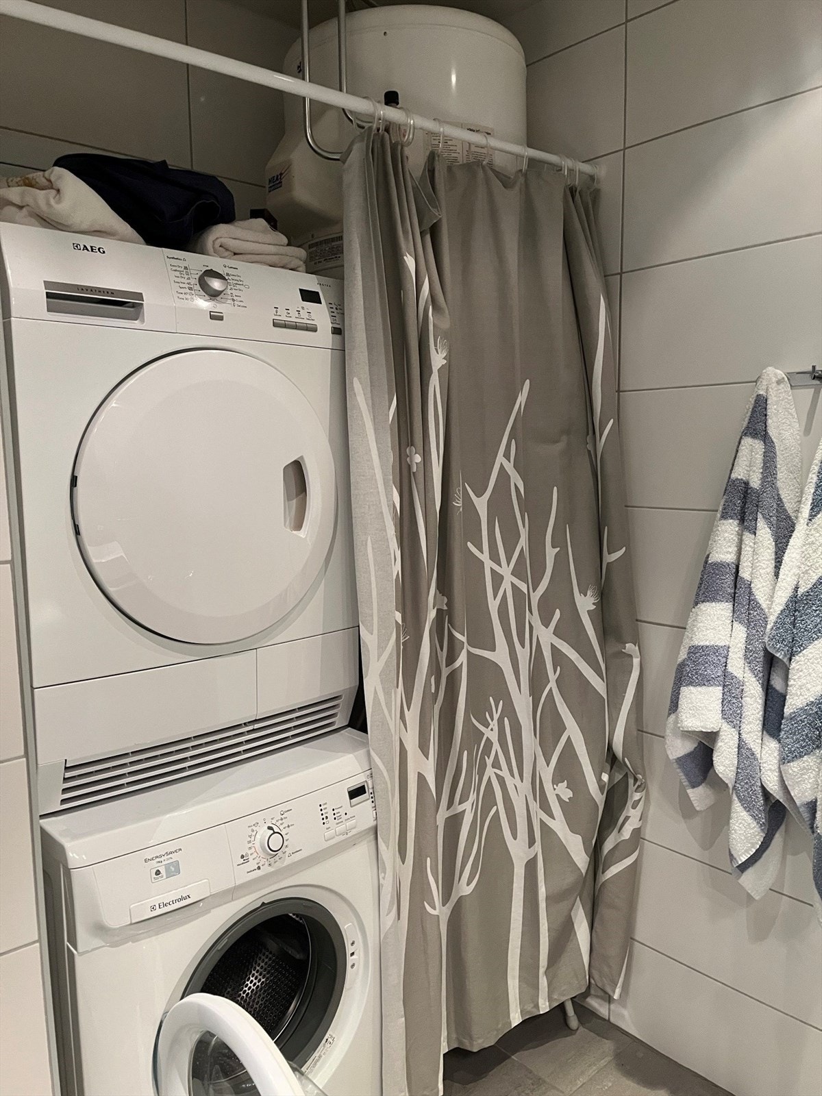 Opplegg for vaskemaskin og tørketrommel, med praktisk forheng. Galleribilde