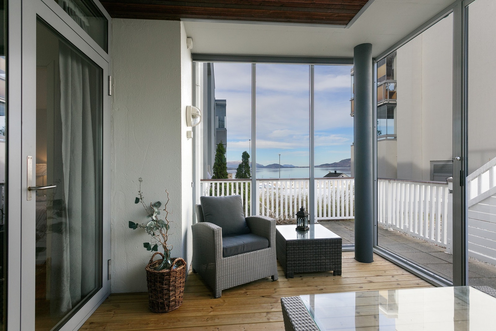 Eier har glasset inn terrassen og laget en flott hagestue for lune kvelder og bedre bruksvennlighet og lenger sesong. Galleribilde