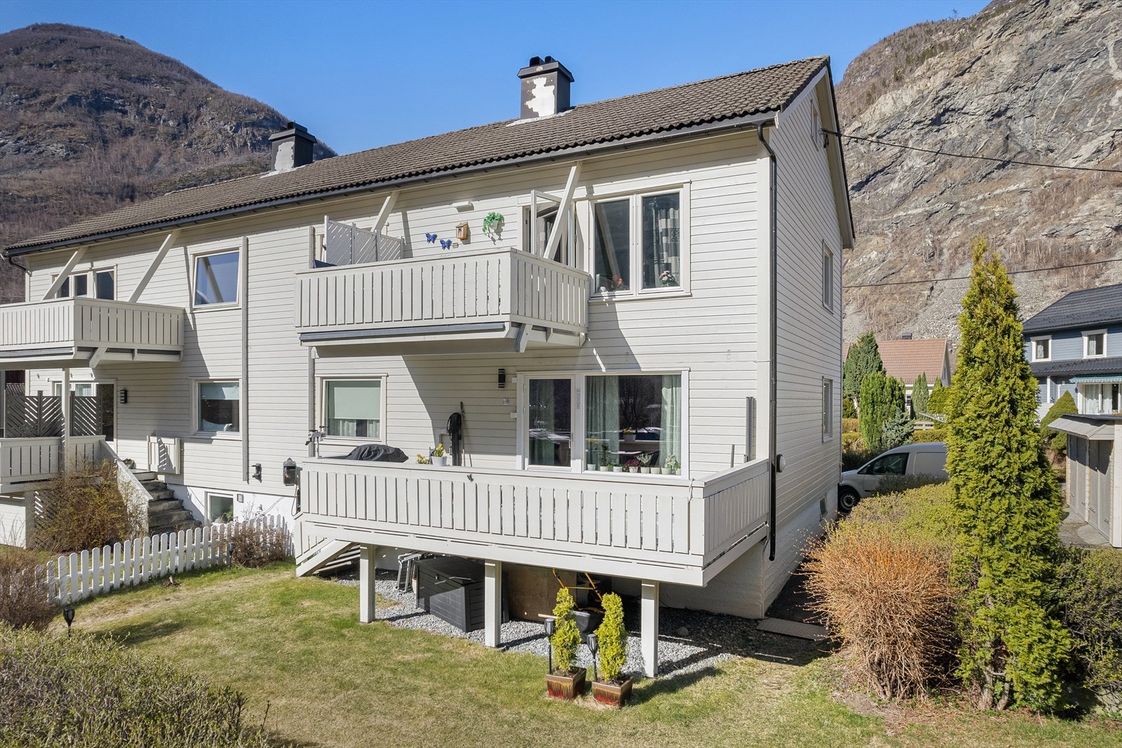 Leilegheita er ein del av Løkjane II burettslag og består av totalt 16 andelseigarar. Eit godt opparbeida burettslag. Galleribilde