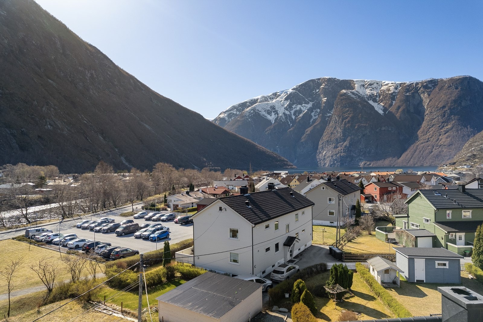 Leilegheita går over to plan, har god standard og ligg i eit roleg og triveleg burettslag - perfekt for deg som ønskjer ein enkel og komfortabel kvardag. Galleribilde
