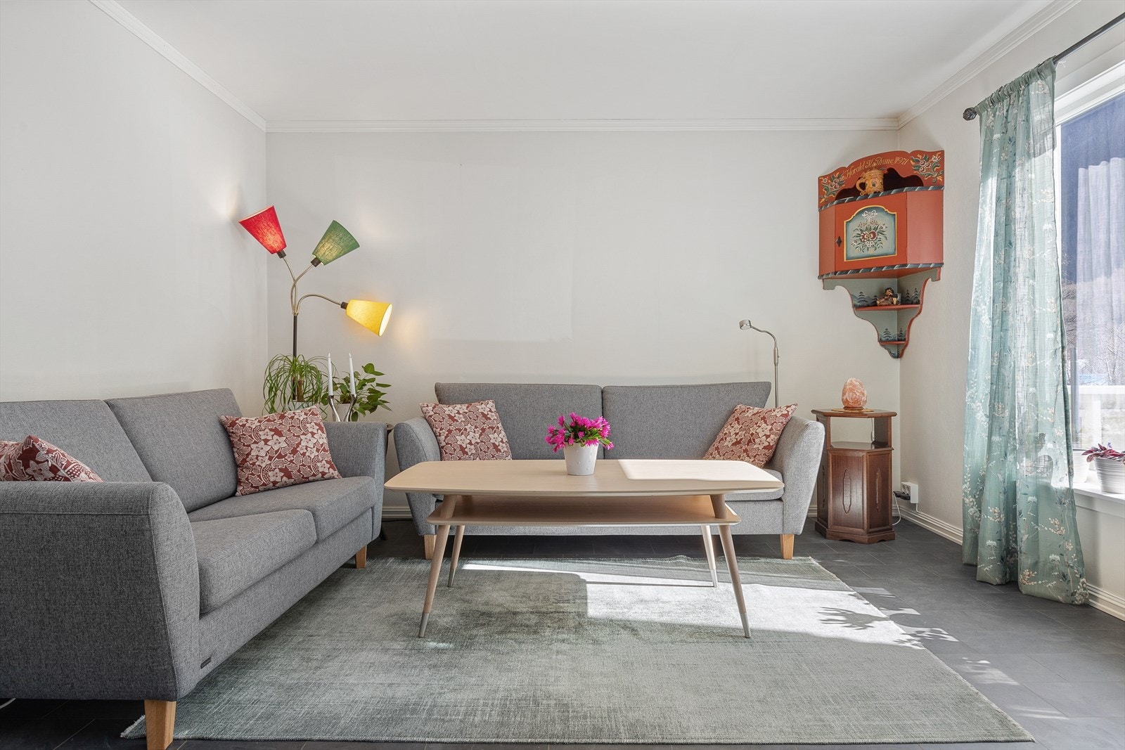 Det er også utgang til romsleg veranda med trappetilkomst til hage. Galleribilde