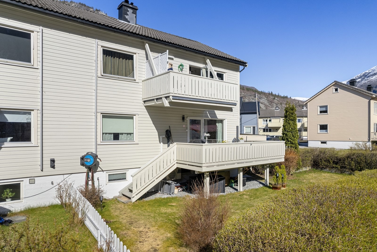 Ein har også tilhøyrande hage som andelen disponerer på framside. Galleribilde