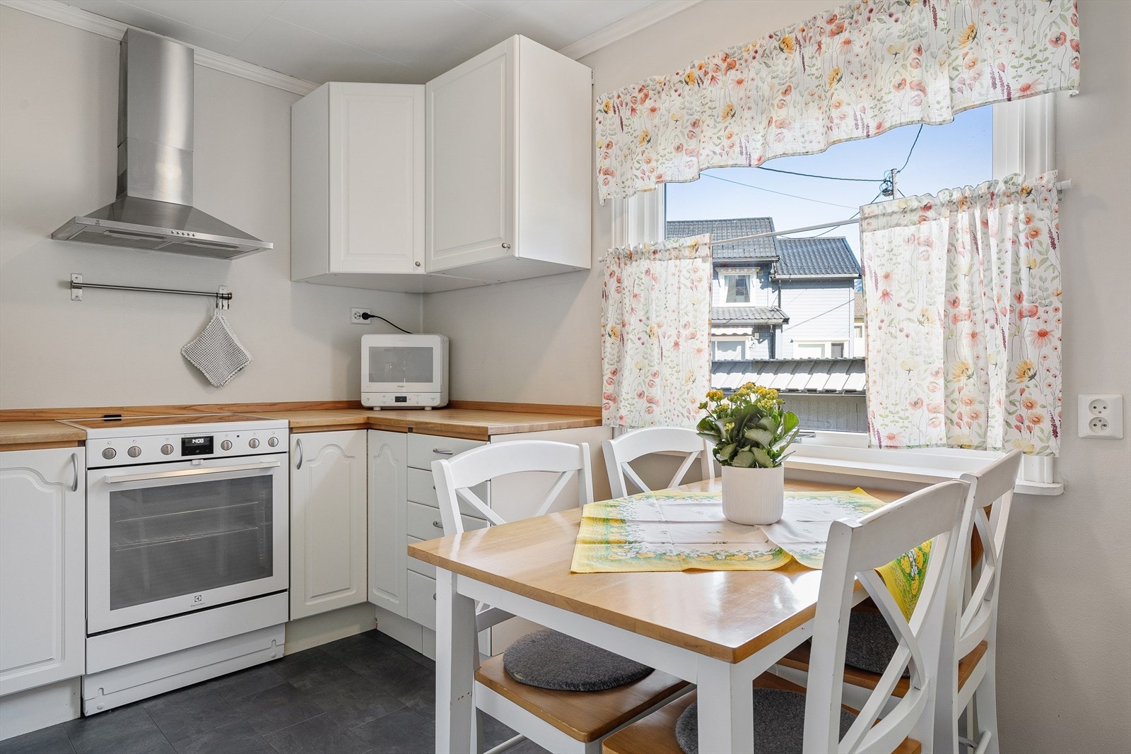 Kjøkkenet gir også plass til ei sittegruppe. Galleribilde