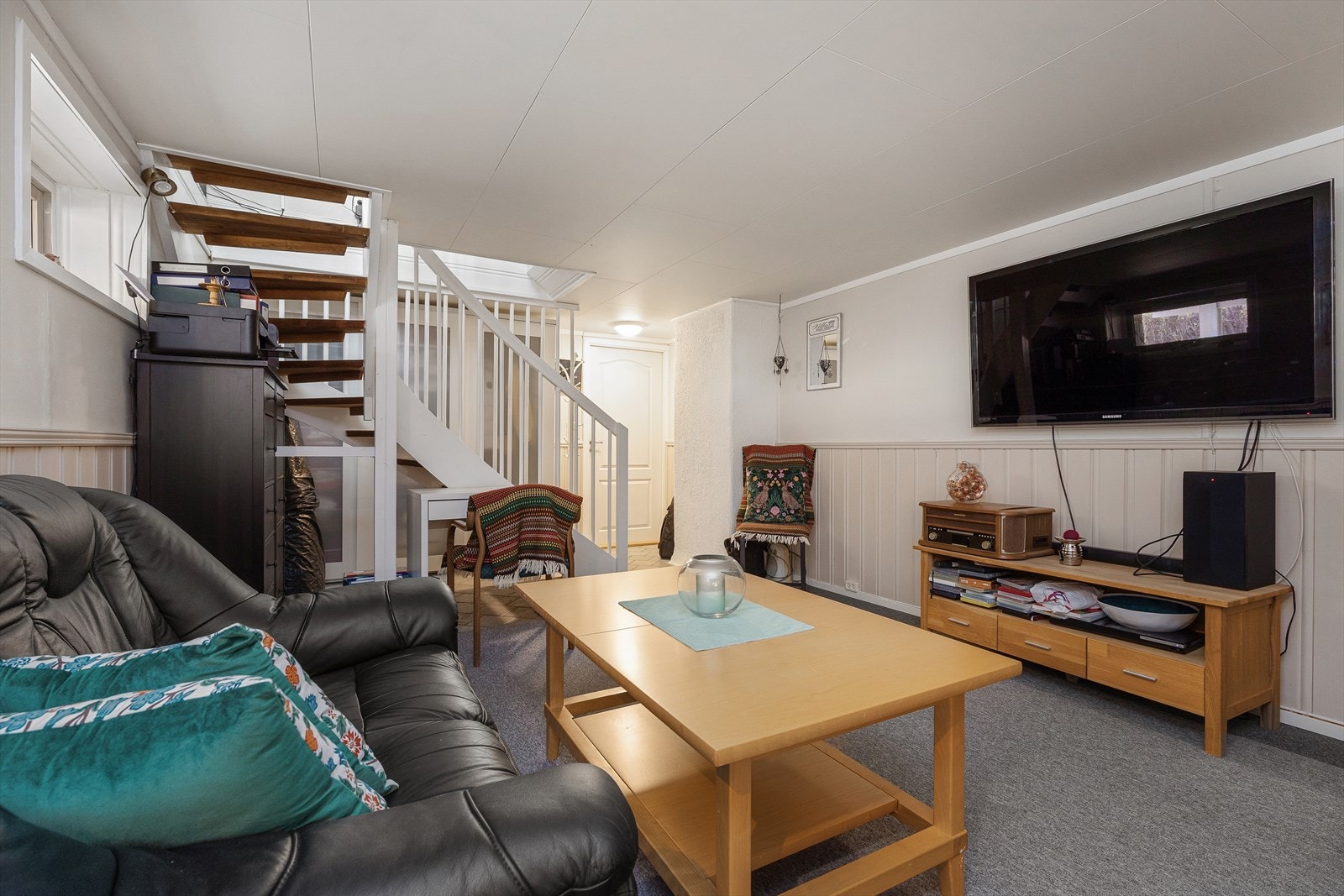 Underetasjen er innreda med kjellarstove og vaskerom. Galleribilde