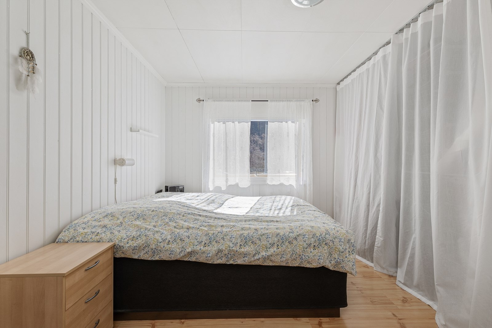 Soverom av god størrelse med plass til romsleg seg og godt med oppbevaring. Galleribilde