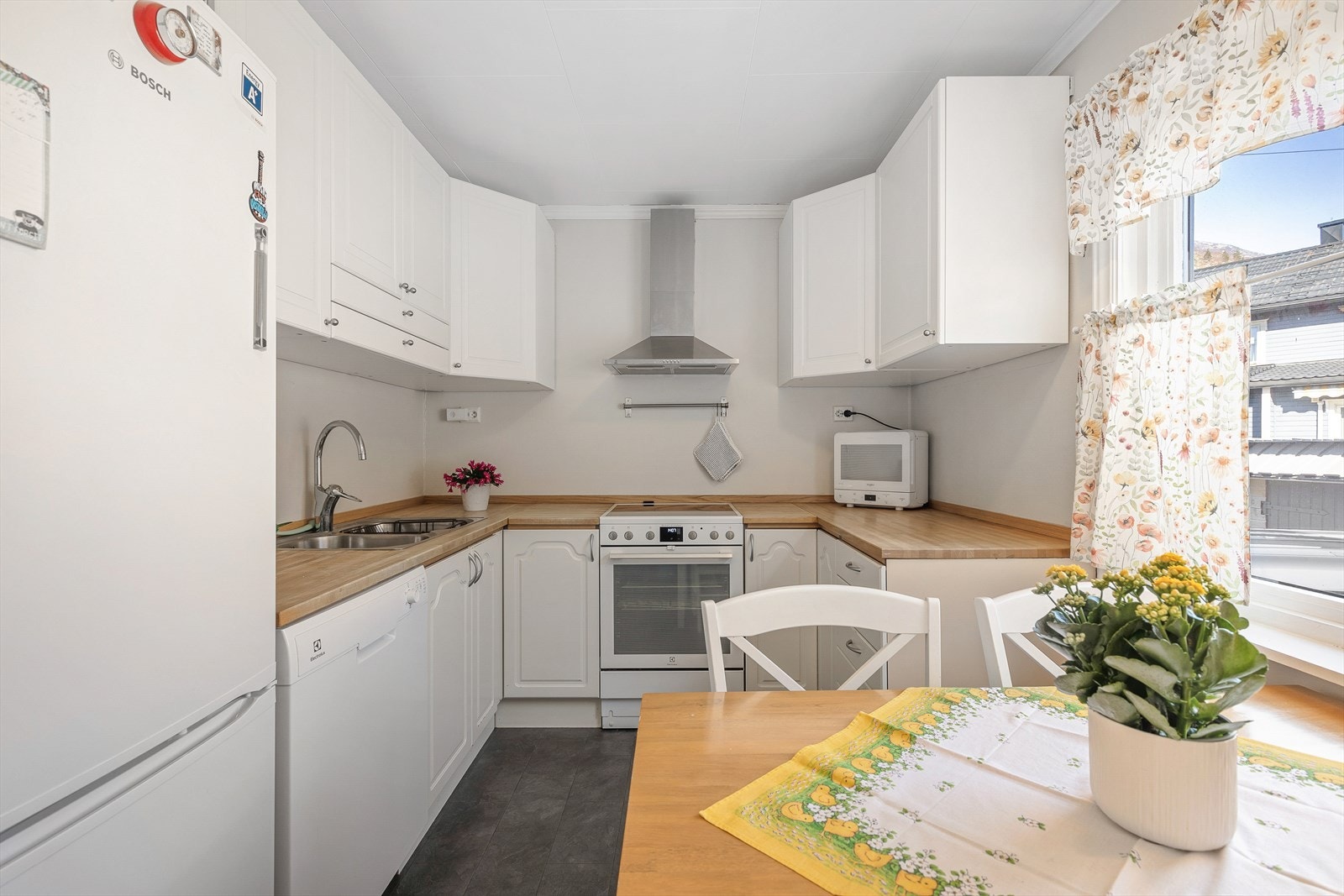 Lyst kjøkken med profilerte frotnar og benkeplate av laminat. Galleribilde