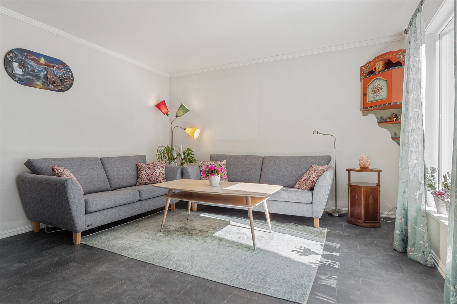 Stova har også vindauge frå 2024 som slepp inn godt med naturleg lys. Galleribilde