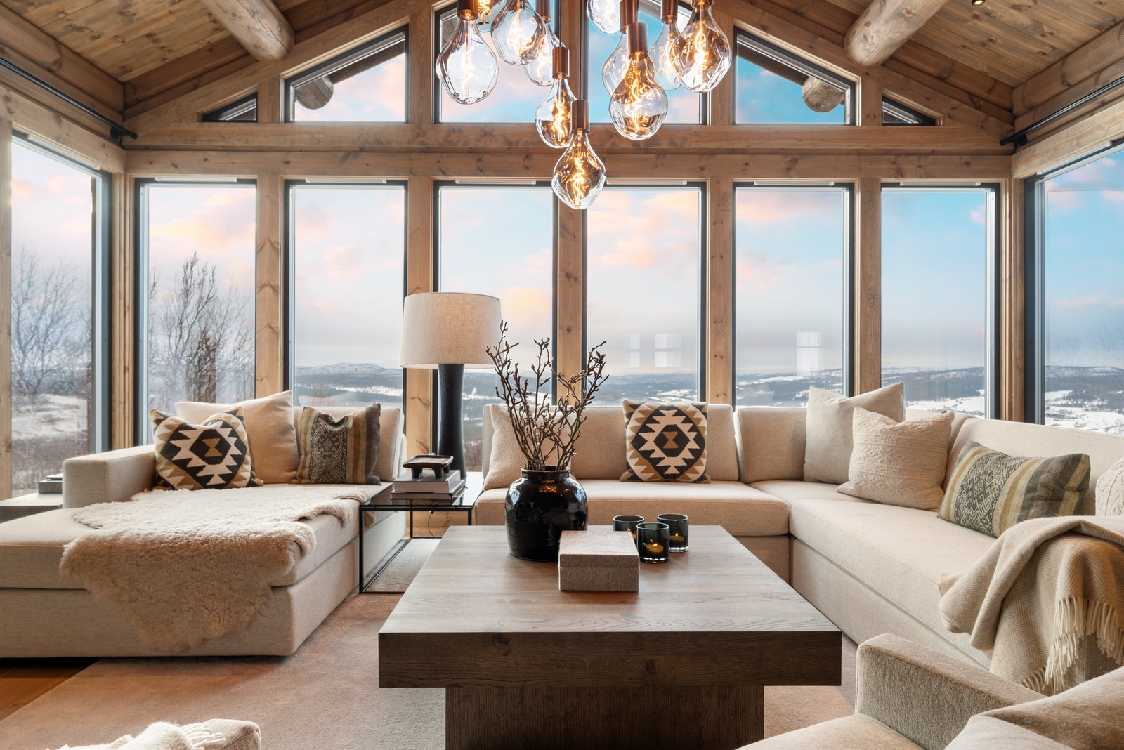 Tomten har fantastisk utsikt som kommer til sin rett med panorama-vinduer som går fra gulv til tak og omslutter hjørnene. Bildet er fra kundeprosjekt. Galleribilde