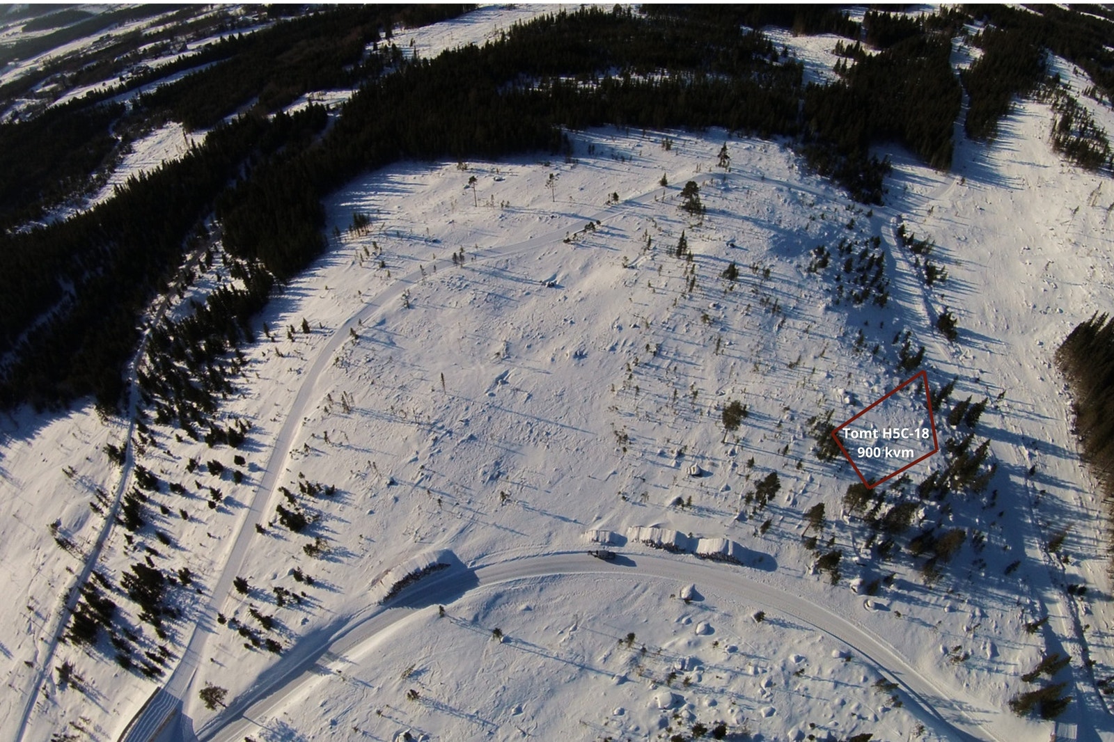 Dronebilde av tomteområdet, cirka plassering av H5C-18 er markert. Galleribilde