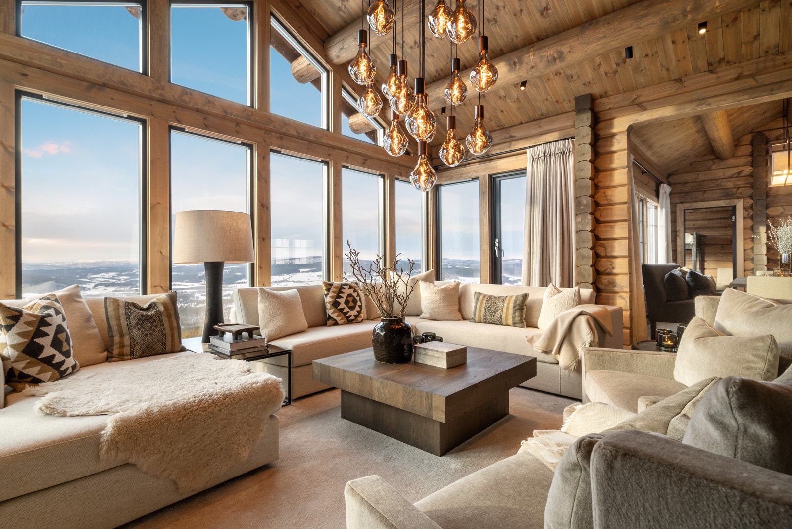 De flotte panorama-vinduene i stua gir fantastisk utsikt. Bildet er fra kundeprosjekt. Galleribilde