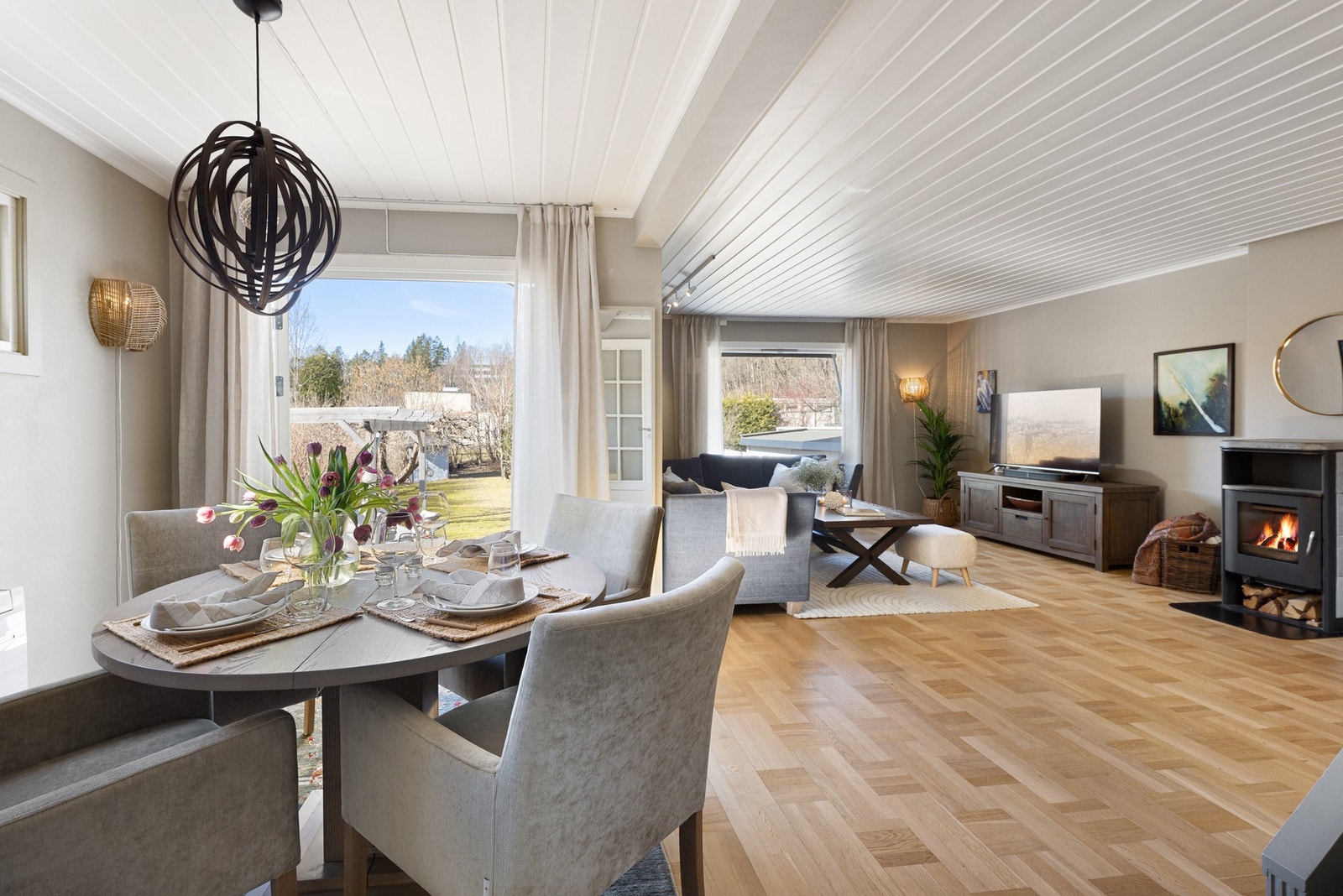 Stuen er lys og hyggelig med lysinslipp fra to vinkler Galleribilde