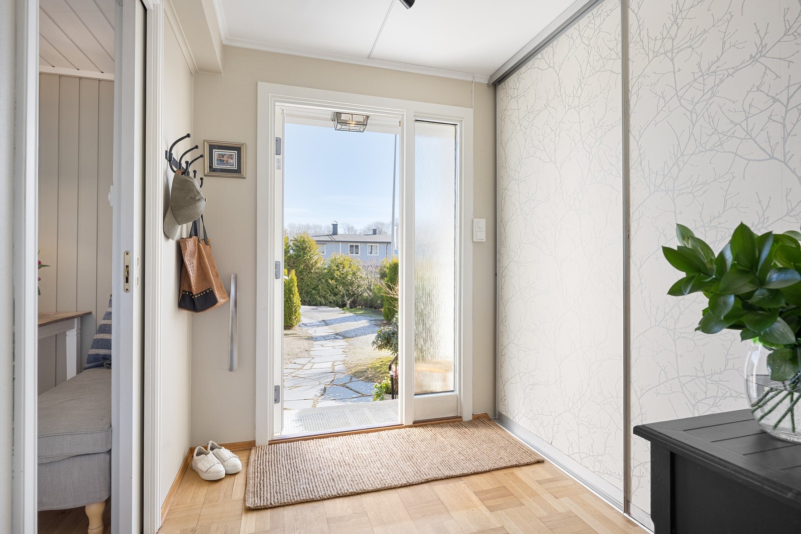 Entré med skyvedørsgarderobe Galleribilde