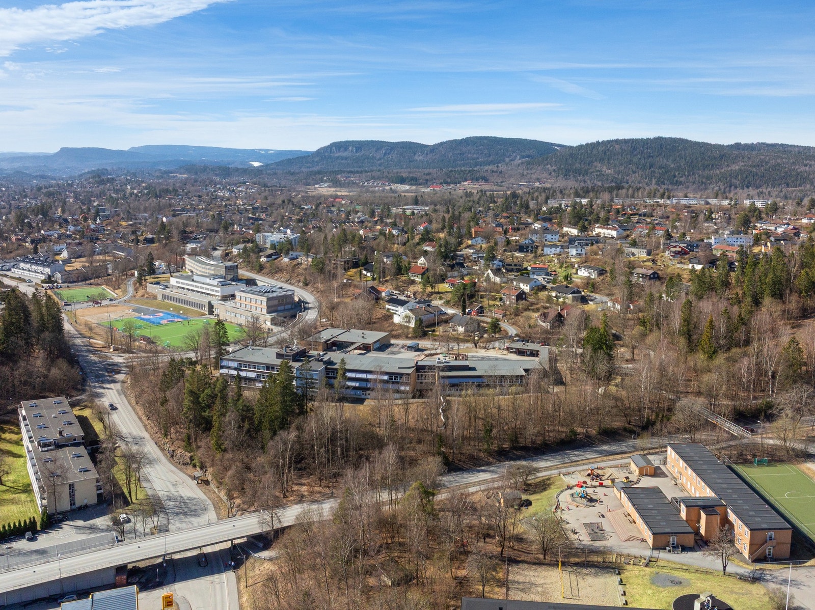 Ettertraktet område med gangavstand (4-5 min) til Østerås T-banestasjon samt kort vei til skoler og barnehager i området Galleribilde