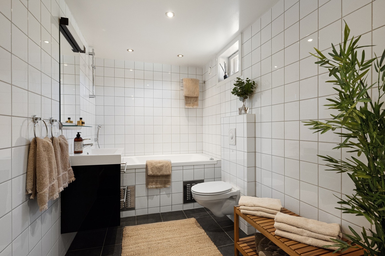 Innredet med boblebadekar Galleribilde