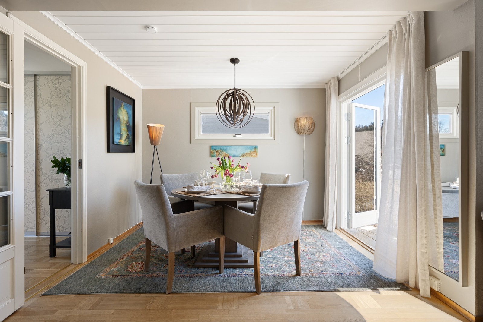Spisestuedel med utgang til terrasseområdet Galleribilde