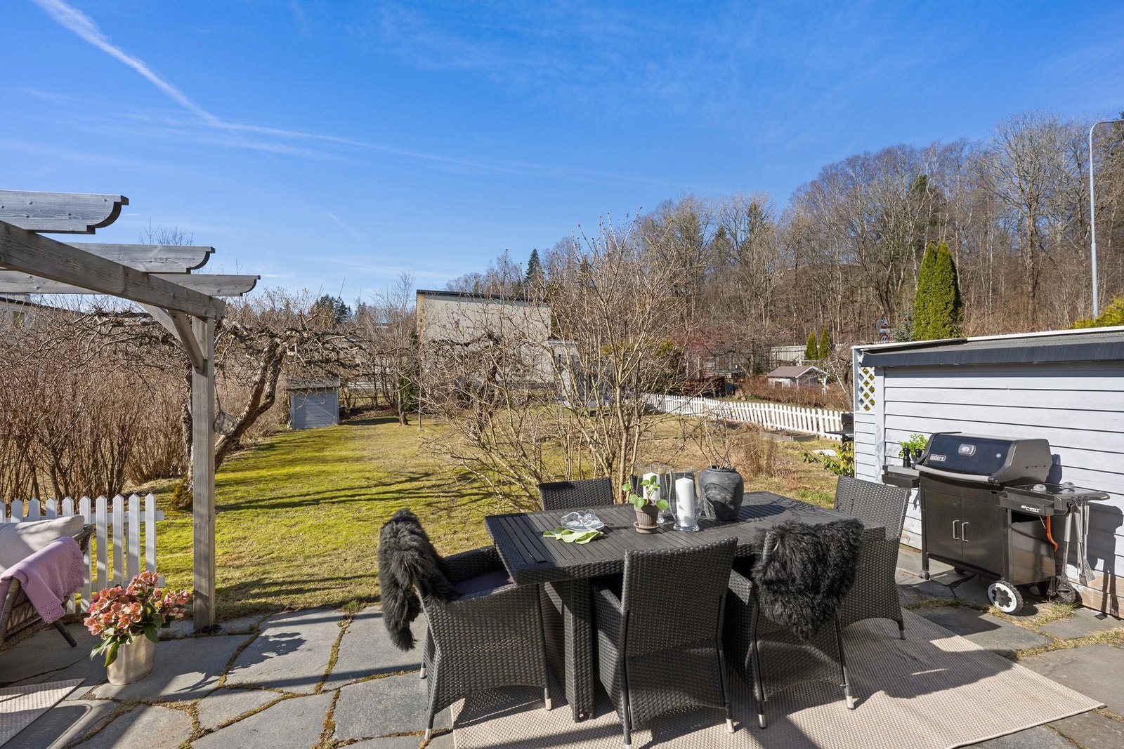 Uteplassen gir rom for flere soner og sittegrupper Galleribilde