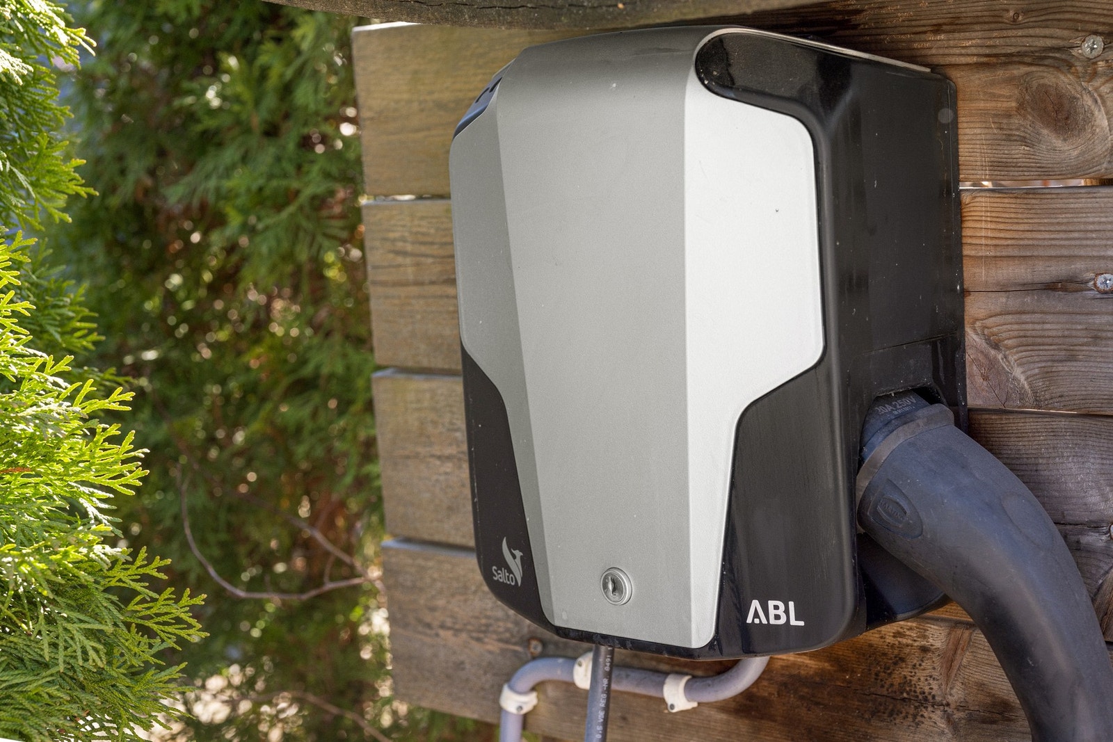 Elbillader i garasjen og ved hekken utenfor huset Galleribilde