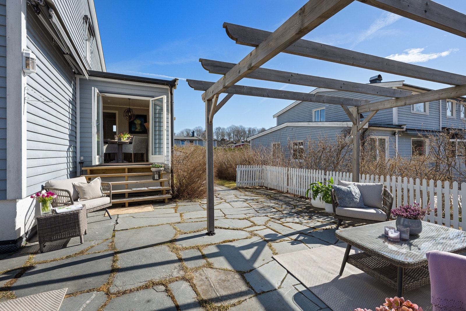 Utgang fra boligen til terrasse og uteplass Galleribilde