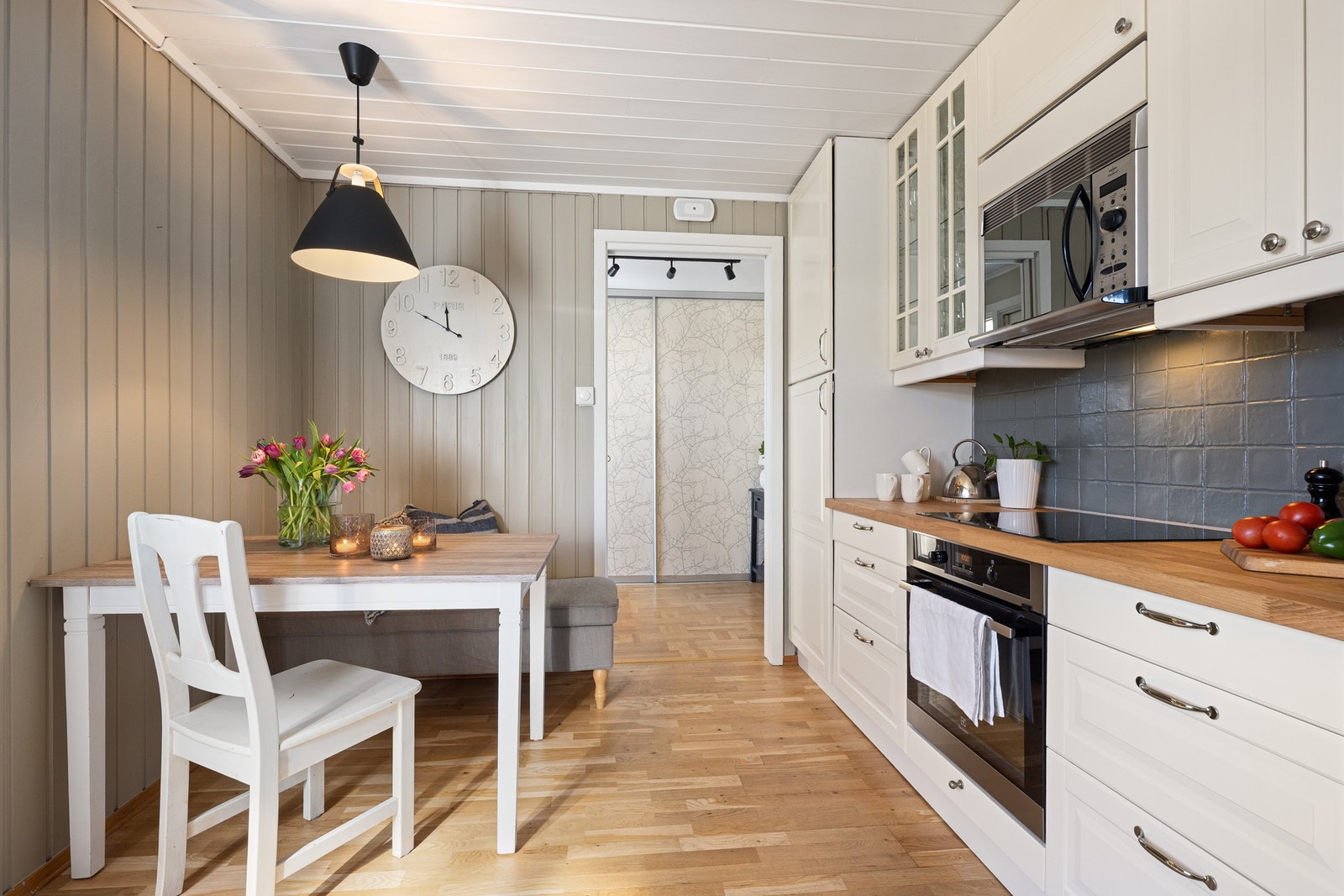 Inngang til kjøkken fra både entré og stue Galleribilde