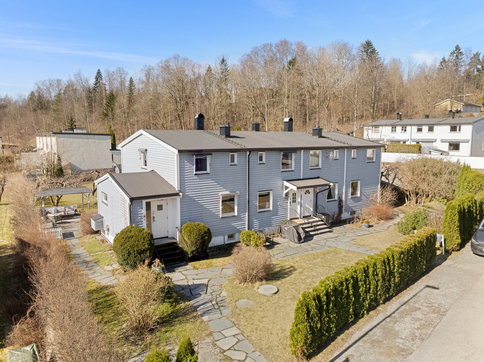 Et flott påbygget enderekkehus med stor hage Galleribilde