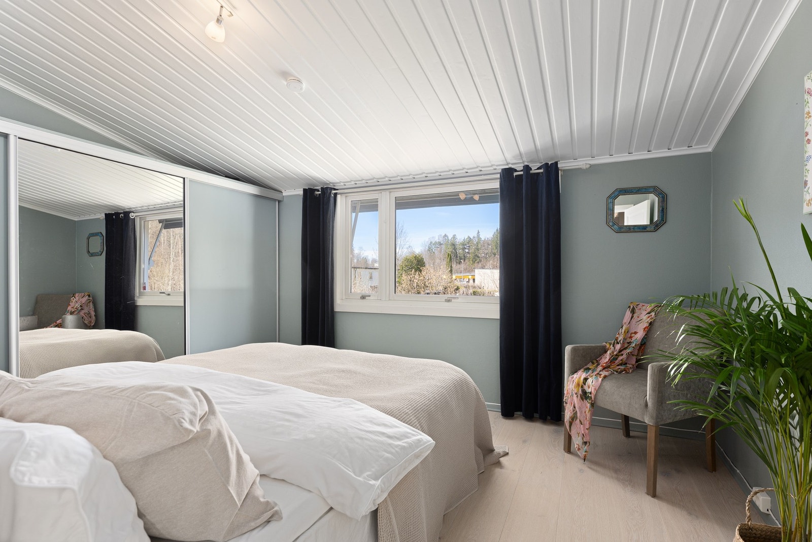 Hovedsoverommet har skyvedørsgarderobe Galleribilde