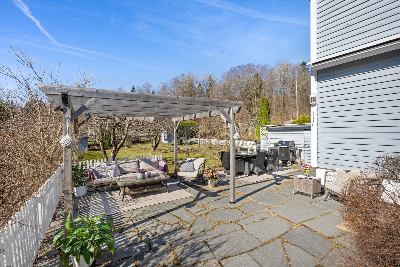 Store, fine uteområder med sol hele dagen Galleribilde