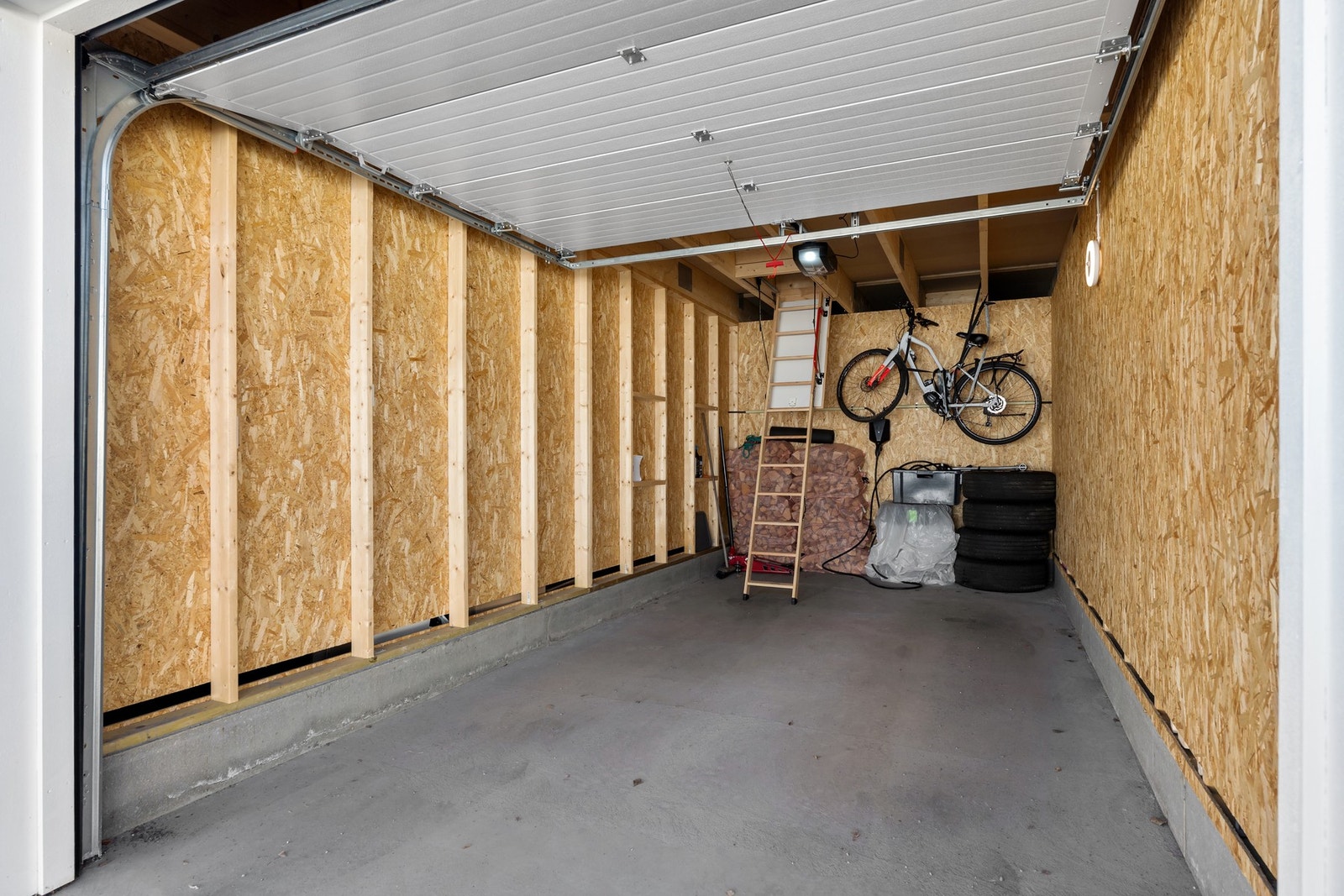 Garasje i felles garasjerekke. Loft for lagring. Galleribilde