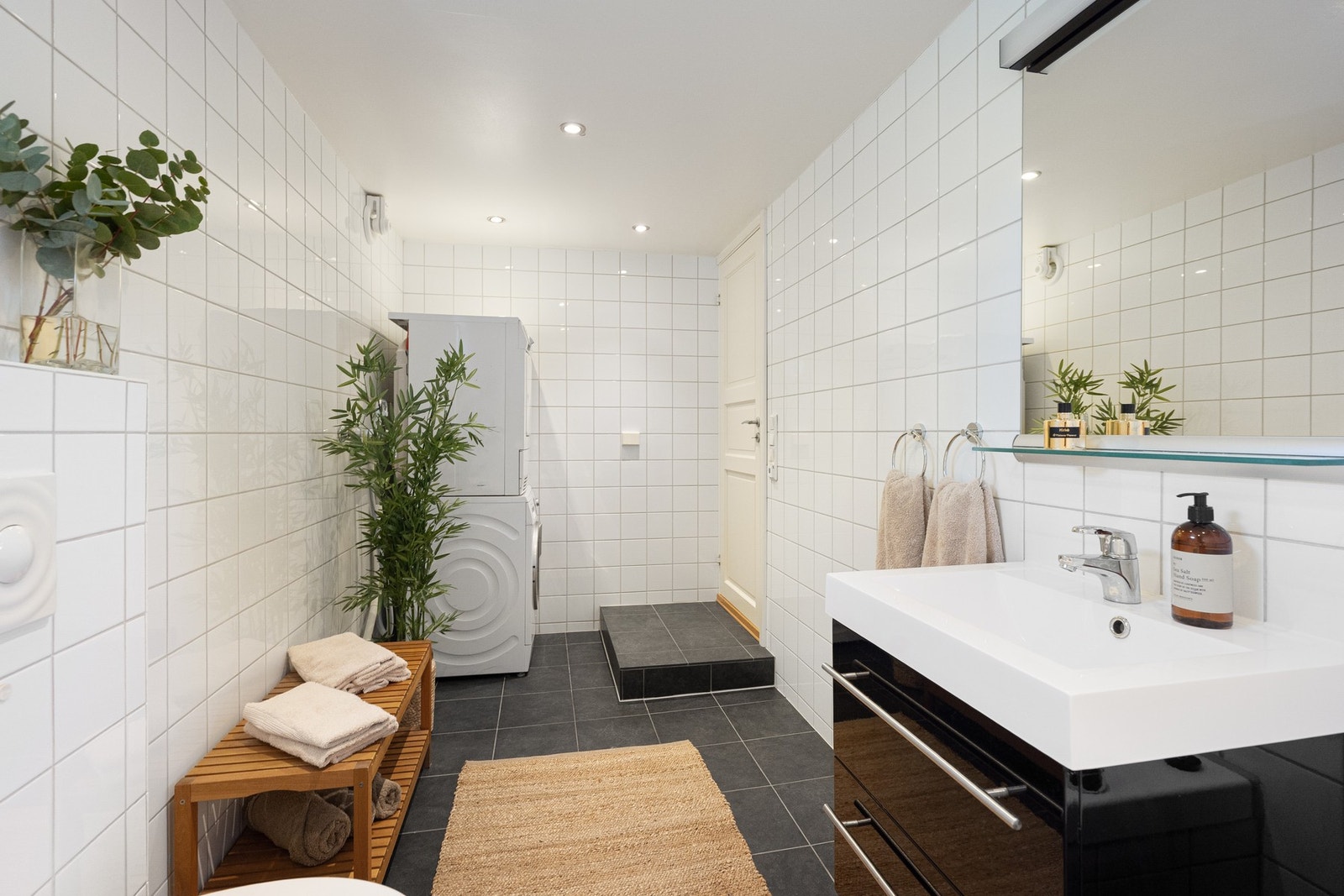 Stort bad/vaskerom fra 2005 i kjelleretasjen Galleribilde