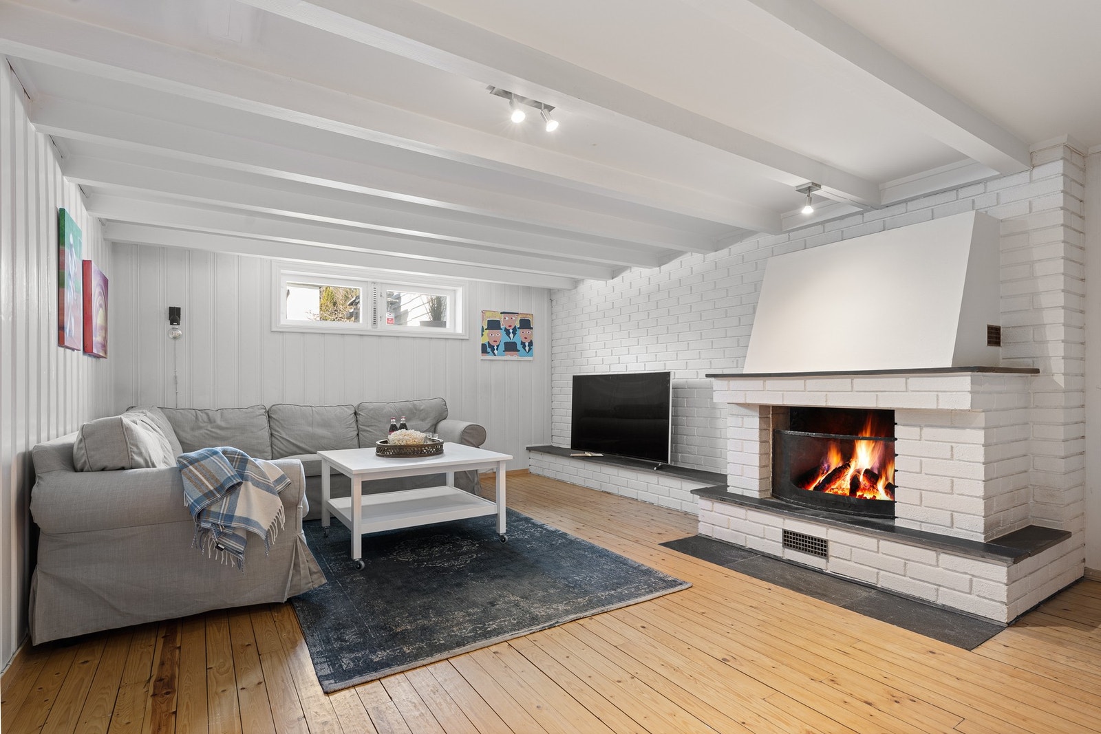 Stort rom i kjelleretasjen innredet som kjellerstue (ikke rom for varig opphold) Galleribilde