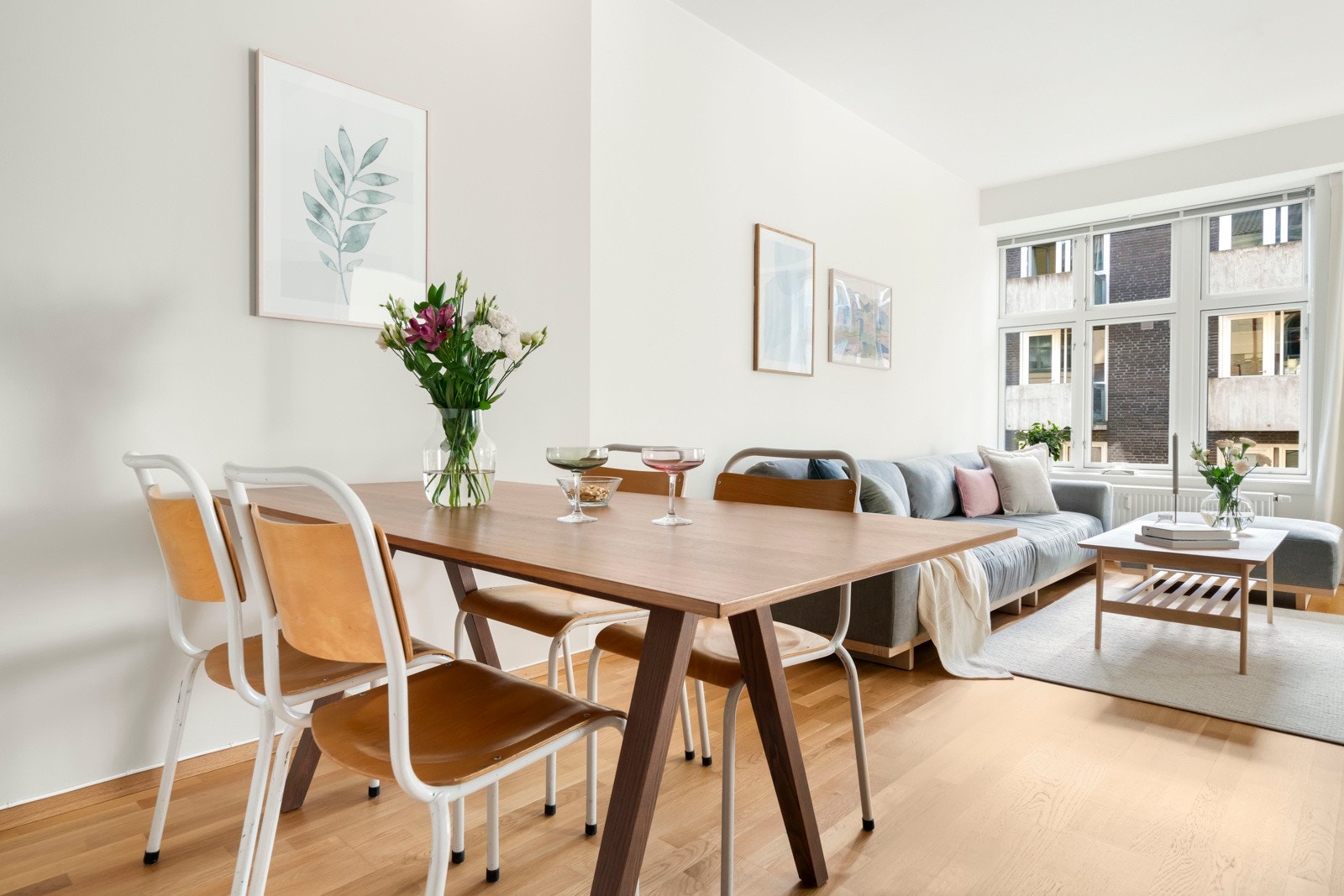 Stor og lys stue med god plass til stor sofalounge og spisebord til flere gjester. Galleribilde