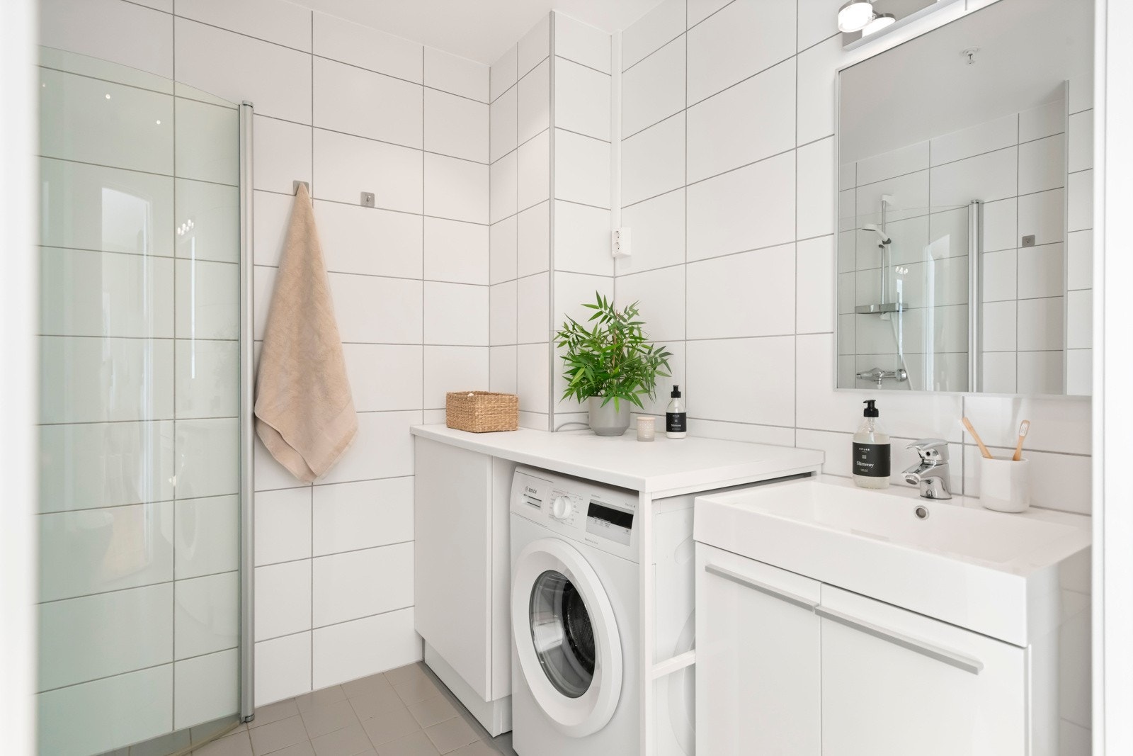 Delikat baderom fra 2014 med behagelig gulvvarme. Det er opplegg for vaskemaskin. Galleribilde