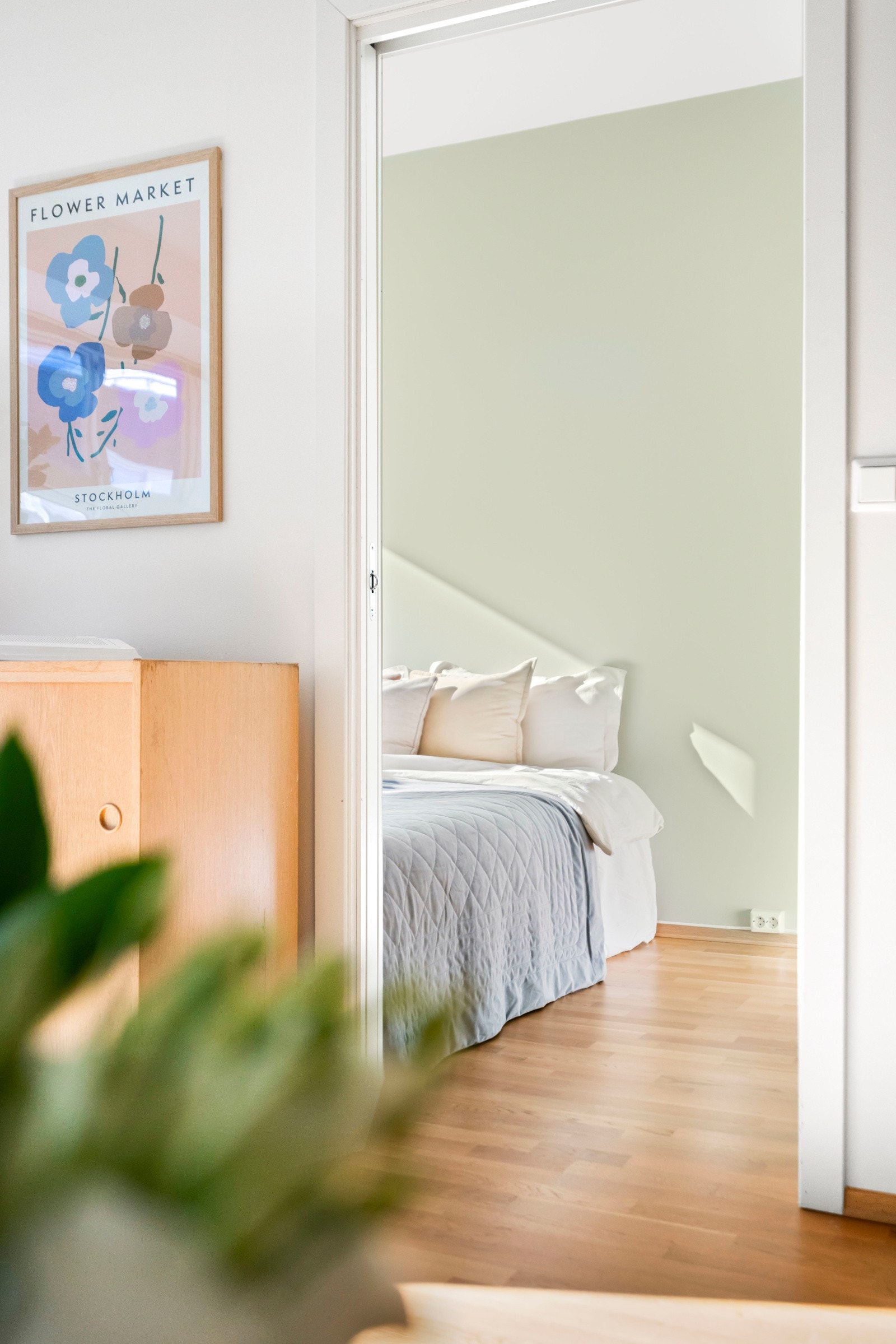 Lyst soverom malt i moderne farger med god plass til dobbeltseng og nattbord. Galleribilde