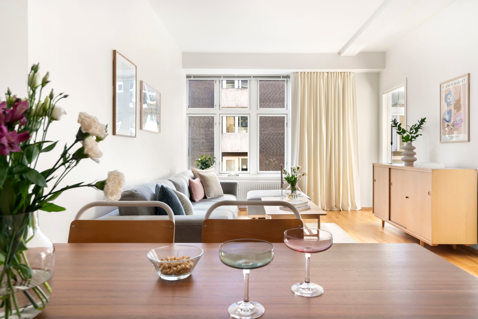 Høye vindusrekker i 3. etasje og god takhøyde på 2,74 meter gir en god romfølelse. Galleribilde